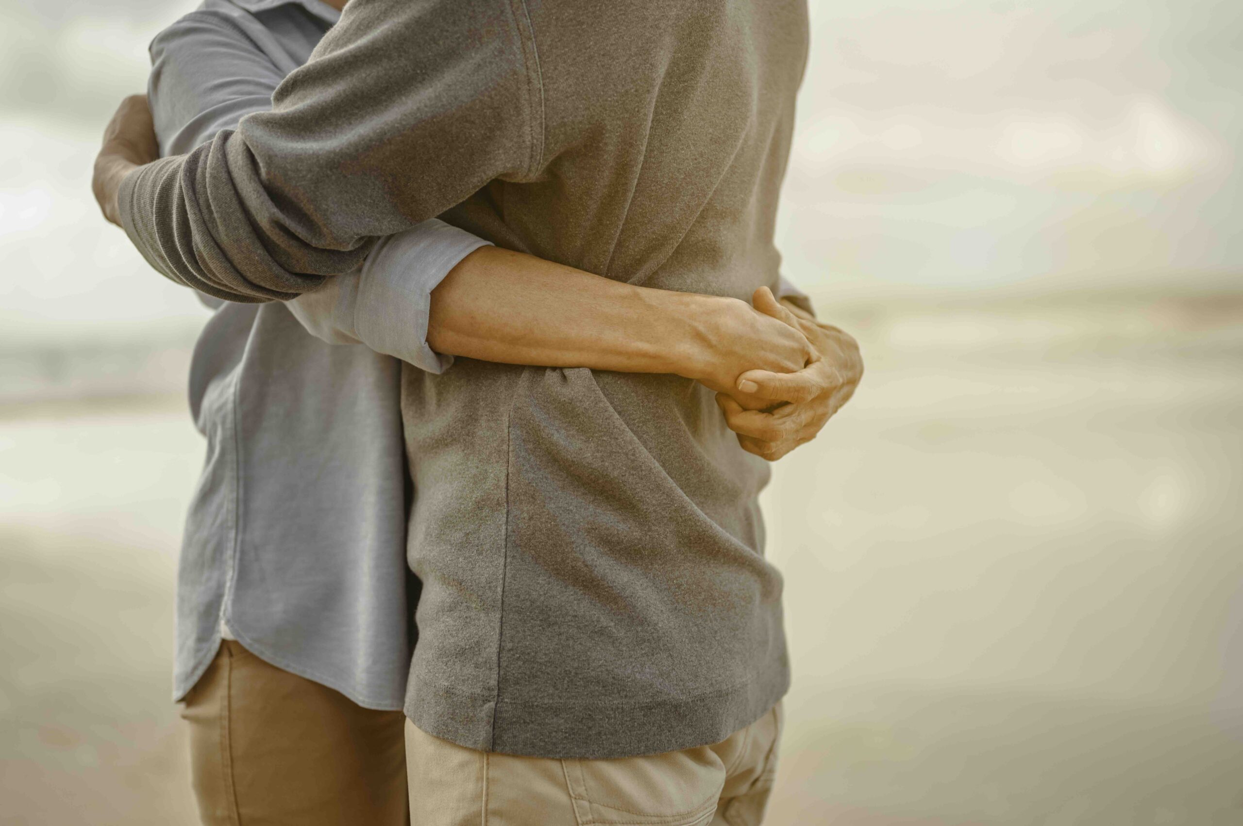 senior-lovers-hug-and-kiss-each-other-in-the-sunse-2026-01-07-01-23-47-utc